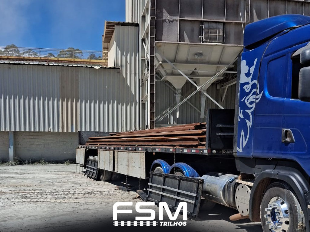 Carregamento de trilhos - FSM Trilhos do Brasil
