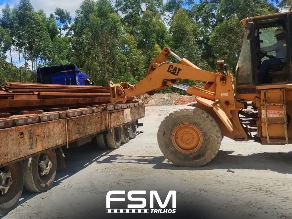 Carregamento de trilhos - FSM Trilhos do Brasil