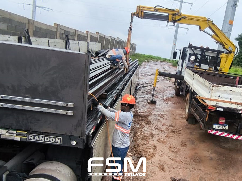 Carregamento de trilhos - FSM Trilhos do Brasil